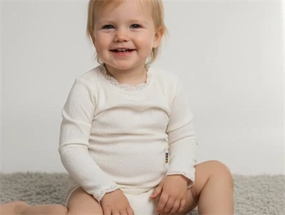 Joha body merinould/silke natur med blonde og trykknapper