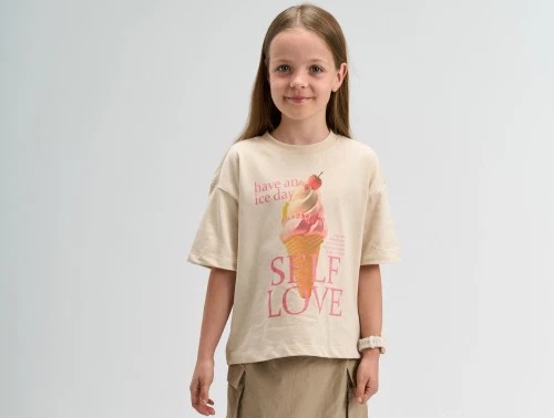 Pige iklædt THE NEW t-shirt i råhvid med isvaffel print