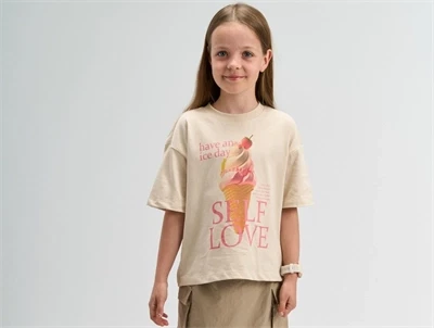 Pige iklædt THE NEW t-shirt i råhvid med isvaffel print