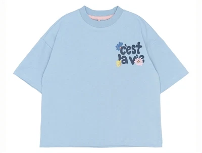 THE NEW t-shirt i lyseblå med c’est la vie blomsterprint foran