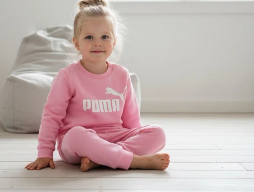 Barn iført Puma sweat sæt i lyserød med logo