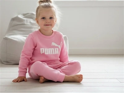 Barn iført Puma sweat sæt i lyserød med logo