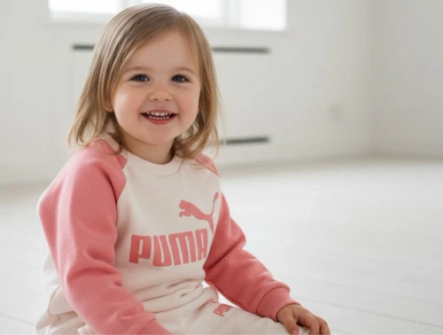 Puma sweat sæt i råhvid med rosa ærmer og logo set forfra