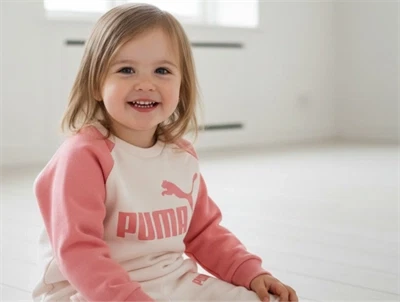 Puma sweat sæt i råhvid med rosa ærmer og logo set forfra