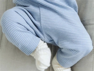 Baby iført Wheat Silas leggings faded blue stripe