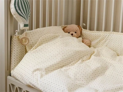 Cam Cam Copenhagen sengerand monteret i babyseng med rowan print