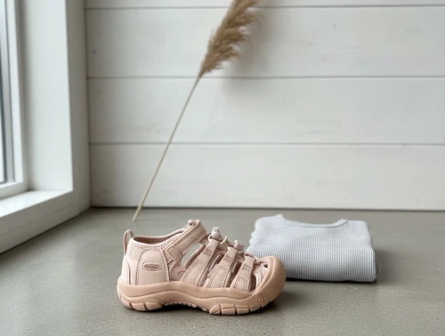 Keen Newport H2 sandal i rosa med lukket tå og velcro