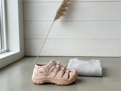 Keen Newport H2 sandal i rosa med lukket tå og velcro