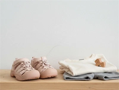 Keen Newport H2 sandal i rosa med lukket tå og velcro