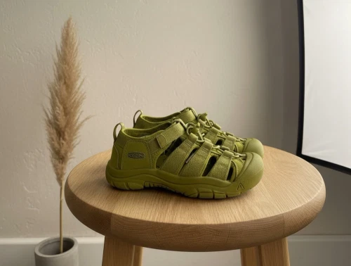 Keen Newport H2 sandal i grøn med lukket tå og velcro