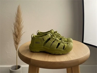 Keen Newport H2 sandal i grøn med lukket tå og velcro