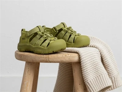 Keen Newport H2 sandal golden cypress monochrome med velcro og lukket tå