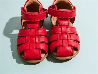 Bisgaard Carly sandal red apple med lukket tå