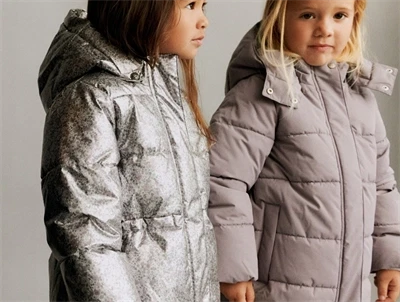 Wheat pufferjakke i silver flower meadow båret af barn