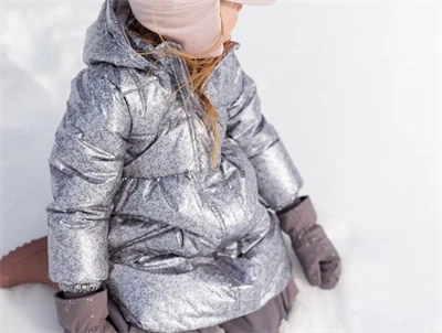 Wheat pufferfrakke i silver flower meadow båret af barn i sneen