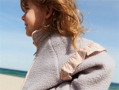 Wheat Ellena fleece jakke lavender rain båret af pige på strand