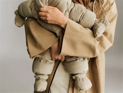 Wheat puffer baby booties i grey stone vist på barn