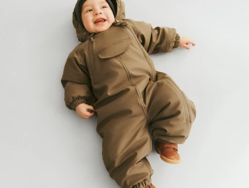 Baby iført Wheat flyverdragt dry wood med gummistropper og lynlås