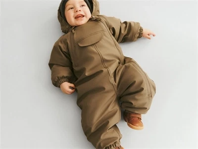 Baby iført Wheat flyverdragt dry wood med gummistropper og lynlås