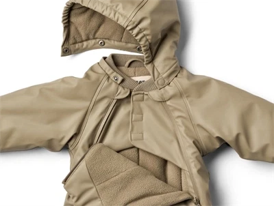 Wheat flyverdragt i beige nuance med fleecefoer og hætte detalje