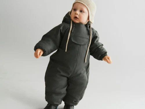 Baby iført Wheat flyverdragt greyblue med gummistropper og lynlås