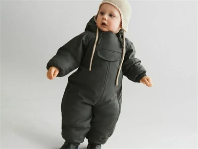 Baby iført Wheat flyverdragt greyblue med gummistropper og lynlås