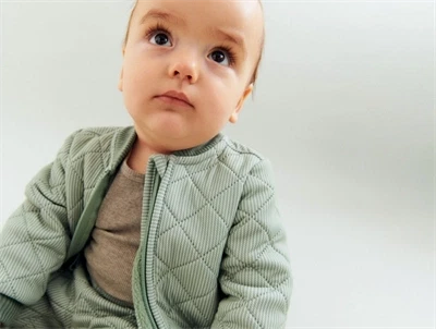 Baby iført Wheat Loui termojakke green stripe