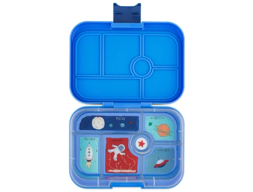 Yumbox Original madkasse i blå med åben låg og raketprint i inderbakken