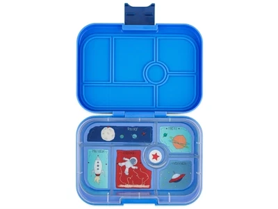 Yumbox Original madkasse i blå med åben låg og raketprint i inderbakken