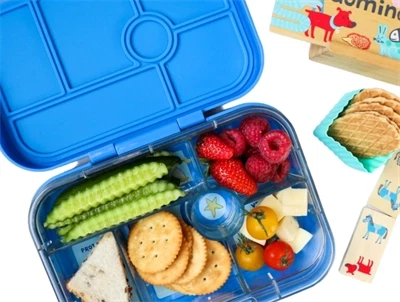 Yumbox Original madkasse i blå fyldt med snacks og grøntsager