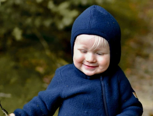 Dreng iklædt Mikk-Line elefanthue i mørkeblå nuance med ribkant