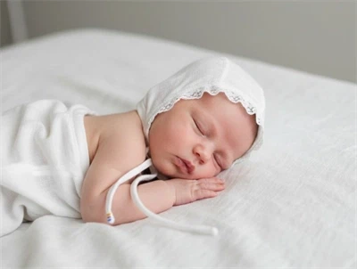 Joha babyhjelm natur med blonde i uld/silke