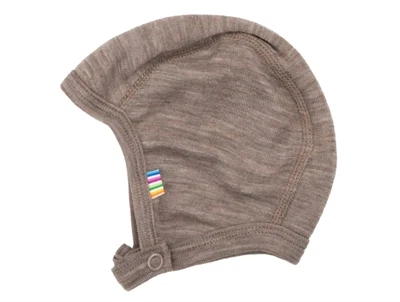 Joha hjelm i beige melange merinould og silke med trykknap