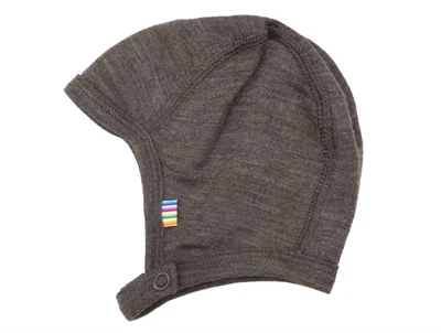 Joha hjelm i brun melange merinould og silke med trykknap