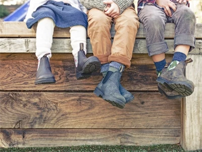 Blundstone børnestøvle i rustic black læder set på børn