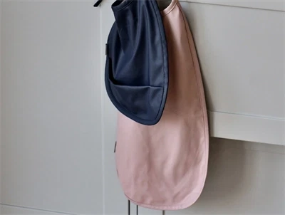 Mikk-Line hagesmæk i adobe rose og navy farve hængende