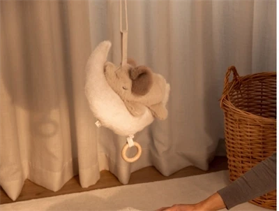 Liewood Mandy musikuro i mist / sandy med elefant og måne på børneværelse