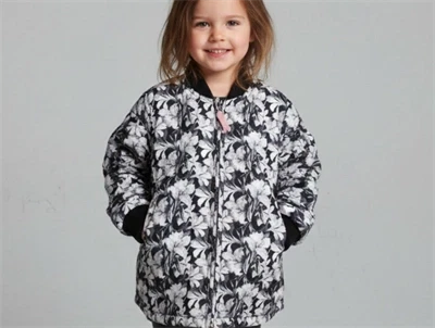 Petit by Sofie Schnoor termojakke sort blomster