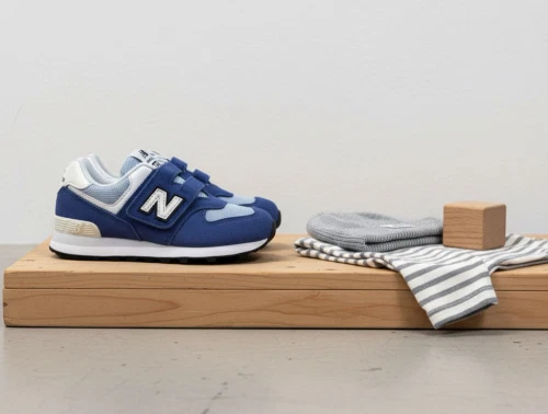 New Balance 574 sneaker i blå nuance med velcrolukning