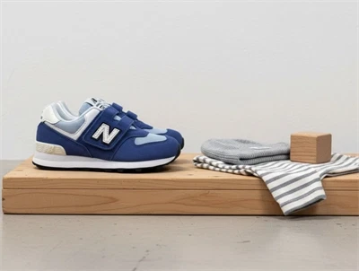 New Balance 574 sneaker i blå nuance med velcrolukning