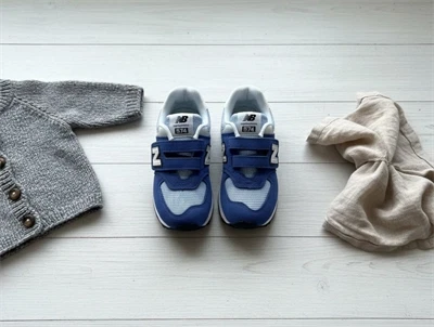 New Balance 574 sneaker i blå nuance med velcrolukning