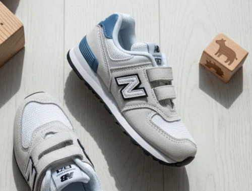 New Balance 574 sneaker i grå nuance med velcrolukning