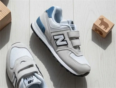 New Balance 574 sneaker i grå nuance med velcrolukning
