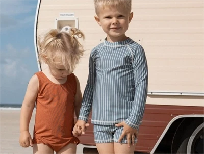 Petit Piao badebluse blå mirage med råhvide striber