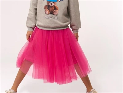 Pige iført pink tylskørt fra THE NEW