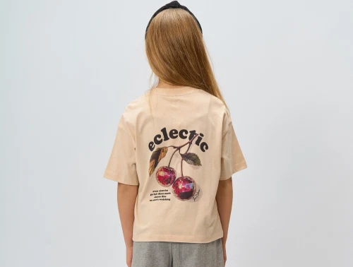 THE NEW oversized t-shirt gardenia med kirsebærprint bagpå