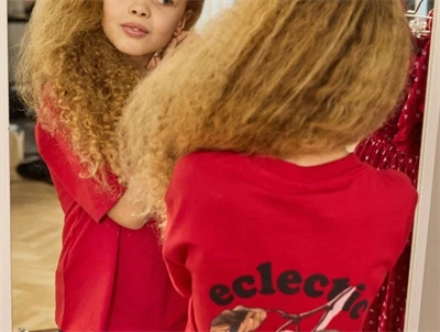 THE NEW oversized t-shirt ski patrol med kirsebærprint set på barn bagpå ved spejl