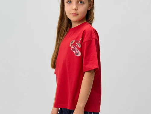 THE NEW oversized t-shirt ski patrol med kirsebærprint set på barn med front mod kamera