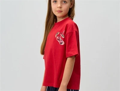 THE NEW oversized t-shirt ski patrol med kirsebærprint set på barn med front mod kamera