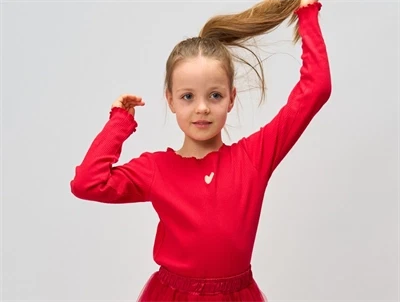 THE NEW rib t-shirt i rød nuance med hjerteprint